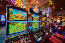 Bàn roulette châu Âu với bánh xe quay thật trong sảnh casino trực tuyến
